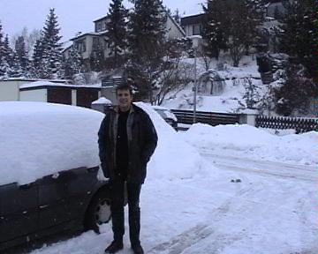Matthias vor seinem Auto, nachdem es 1 Tag nicht benutzt wurde